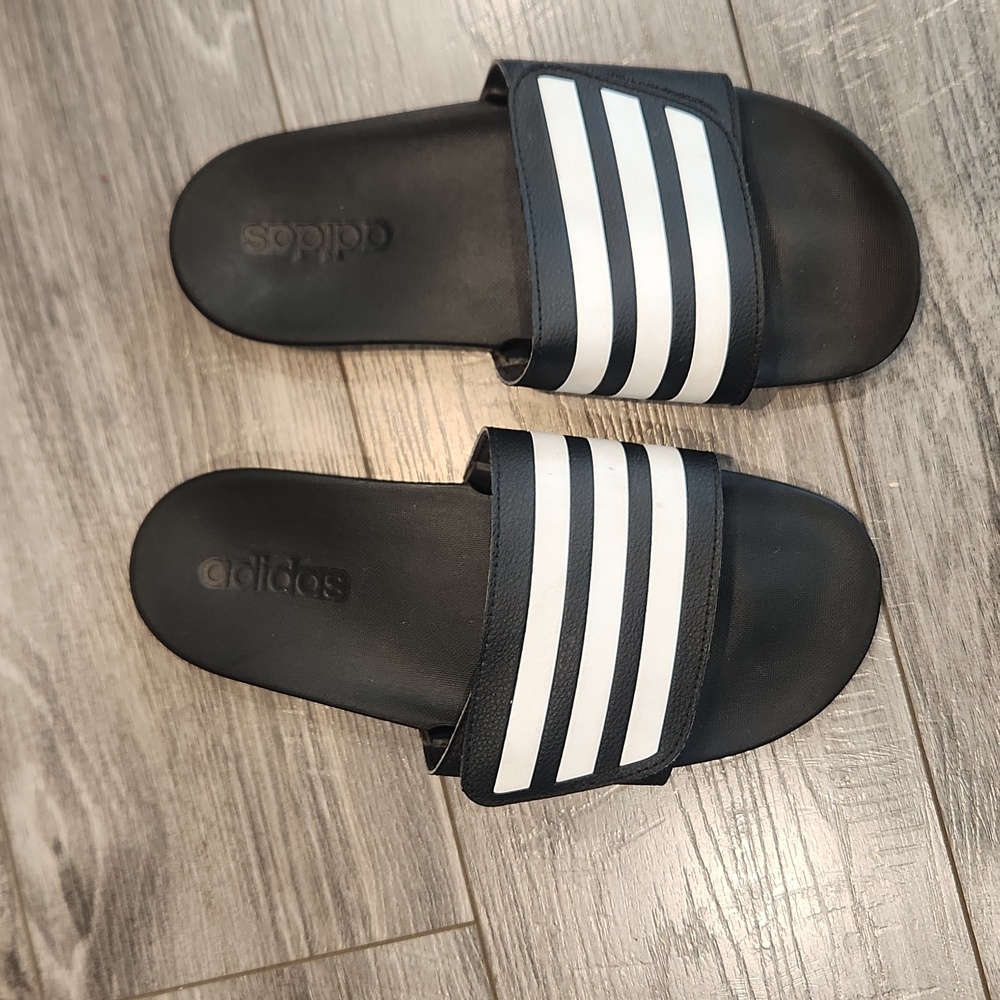 Adidas Men's sz 6 velcro straps Flip Flops good condition